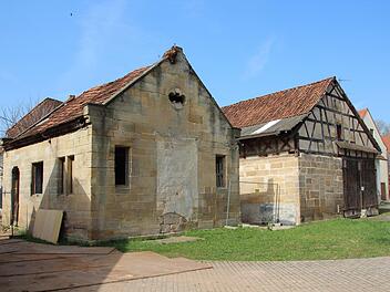 Die alte Synagoge und rechts daneben die  frühere Judenschule in Gleusdorf, die  zuletzt als Scheune genutzt wurde.Eckehard Kiesewetter