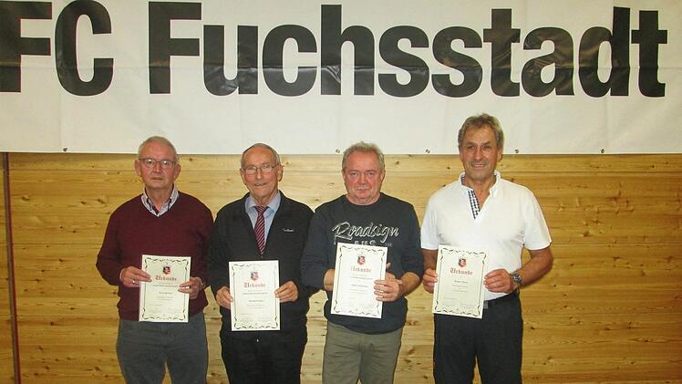 Neue Ehrenmitglieder im FC Fuchsstadt sind (von links) Horst Büchner, Michael Schultz und Edgar Stockmann. Rainer Thurn würdigte der Verein für seine besonderen Verdienste.       Winfried Ehling