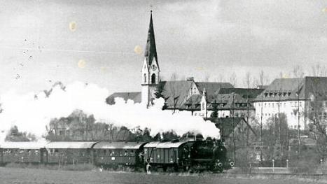 Als noch Züge fuhren: Die Initiatoren des Bürgerbegehrens wollen trotz Ablehnung im Stadtrat weiter Dampf machen, um eine Reaktivierung der Aurachtalbahntrasse zu erreichen - als S-Bahn.  Foto: FT-Archiv