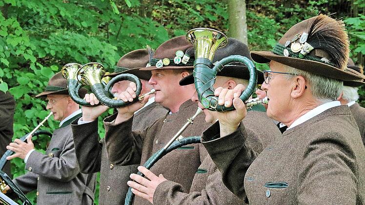 Parforcehorn- und Jagdhornbläser des Jägervereins Bad Kissingen gestalteten  die Hubertusmesse bei der Talkirche musikalisch. Foto: Dieter Britz