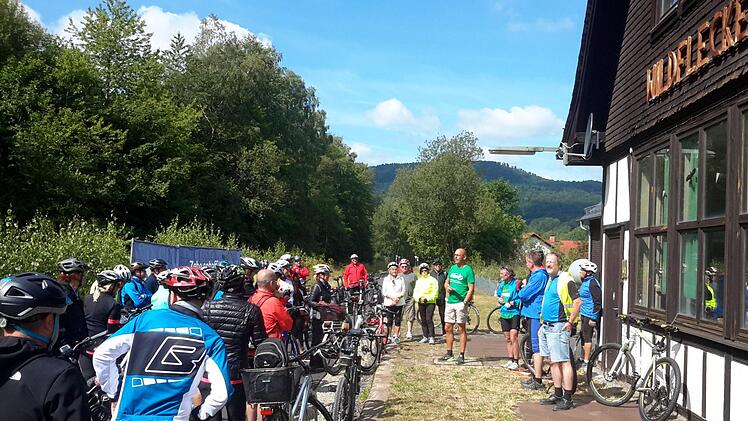 An mehreren Haltepunkten entlang der Strecke präsentierten die Bürgermeister ihre Gemeinden in kurzen Referaten. Der Wildfleckener Rathauschef Gerd Kleinhenz (Bildmitte) begrüßte den Tross der Radler am Mittwochvormittag auf dem Gelände des ehemaligen Bahnhofs. Rolf Pralle