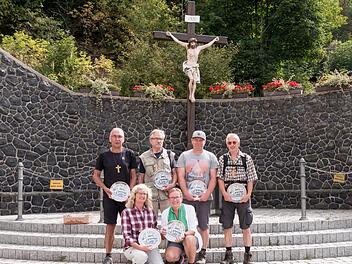 Zum 25. Mal mitgepilgert sind (hinten, von links) Wallfahrtsf&uuml;hrer Siegfried Eyrich, Walter Albert, Mario Wehner, Berthold Kleinhenz sowie (vorne, von links) Meggi H&ouml;chemer und Elisabeth Sell. Foto: Erwin Hofer