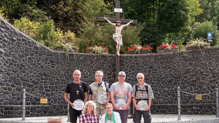 Zum 25. Mal mitgepilgert sind (hinten, von links) Wallfahrtsf&uuml;hrer Siegfried Eyrich, Walter Albert, Mario Wehner, Berthold Kleinhenz sowie (vorne, von links) Meggi H&ouml;chemer und Elisabeth Sell. Foto: Erwin Hofer
