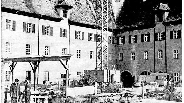 Im Jahr 1964 wurde der Bau eines Rathauses am Schloss vorbereitet. Die Kosten der Verwaltungsgebäudes betrugen damals gut eine Million DM. Jetzt ist es wieder so weit, der Neubau des Nachfolgerbaus soll bald beginnen. Ab Montag wird die Baugrube eingerichtet. Die Kosten sind freilich deutlich höher: Rathausbau und Schlosssanierung kosten zusammen nach heutigem Stand 39 Millionen Euro.  Foto: Archiv Georg Peetz