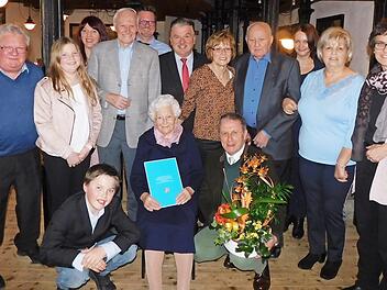 Anna Lindner (vorne mit Urkunde) im Kreis der Familie zusammen mit Oberbürgermeister Henry Schramm (rechts neben ihr) und Landrat Klaus Peter Söllner (Mitte, stehend) Foto: Horst Wunner