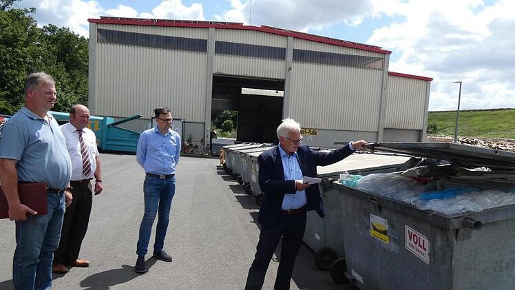Werkleiter Wilfried Neubauer &ouml;ffnet einen der Container, mit denen Leichtverpackungen in den Wertstoffh&ouml;fen zus&auml;tzlich zur Abholung mit der Gelben Tonne angenommen werden.