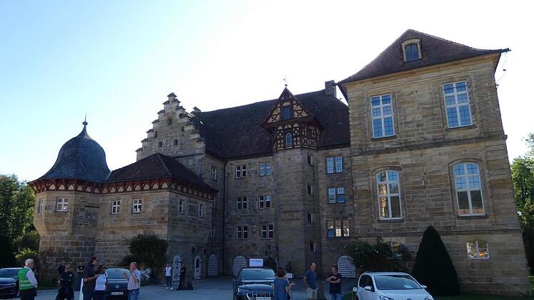 Im Schlosshof wurden die modernen Fahrzeuge gezeigt.