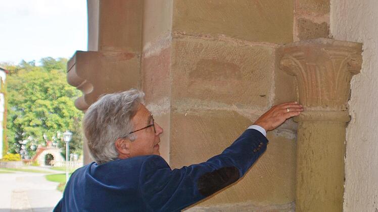 Dieses Kapitel im Torbogen in Maria Bildhausen ist identisch mit einem Kapitell aus dem Urkloster Morimond, sagt Alfred Graf von Soden. Foto: Hanns Friedrich