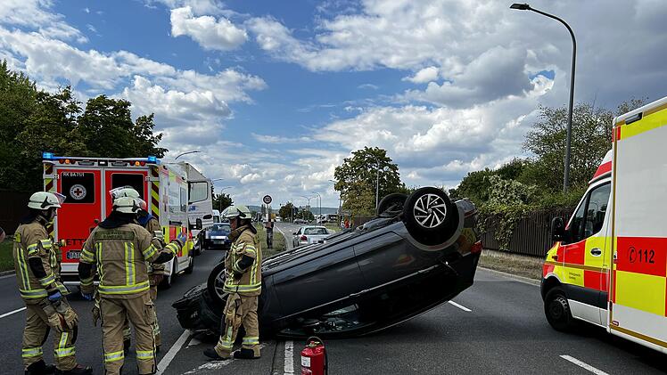 Bamberg: Auto &uuml;berschl&auml;gt nach Unfall mit LKW mehrfach - Vollsperrung auf Berliner Ring