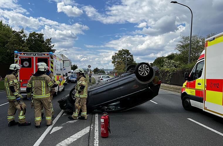 Bamberg: Vollsperrung Berliner Ring - Auto überschlägt sich nach Unfall mit Lkw mehrfach
