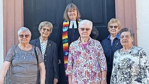 Steinerne Konfirmation feierten (von links) Christa Günther geb. Vornwald, Christa Eberhardt geb. Henning, Hannelore Mühlig geb. Christiner und Elfriede Herold geb.Höfler, sowie Pfarrerin Barbara Weichert.