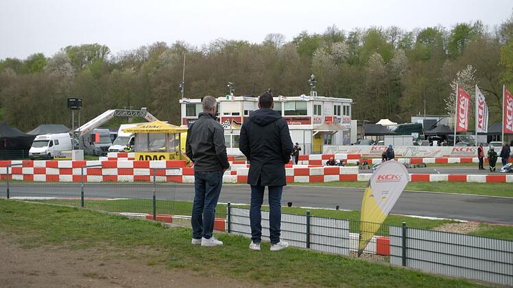 Beim Besuch auf der Kartbahn in Kerpen werden bei Ralf Schumacher (links) viele Erinnerungen an seine Kindheit wach.