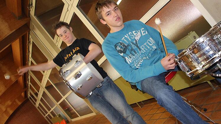 Brian Mull und Valentin Gerhard (links) trommelten für die Spieler der St. Martin-Schule