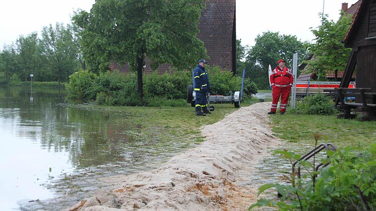 Ein Wall aus Sand soll die Gebäude am Badesee vor dem Hochwasser schützen.