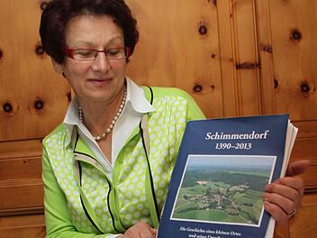 Elfriede Oehrlein präsentiert stolz ihre Chronik über Schimmendorf. Foto: Jürgen Gärtner