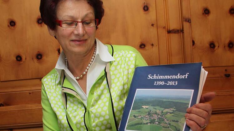 Elfriede Oehrlein präsentiert stolz ihre Chronik über Schimmendorf. Foto: Jürgen Gärtner