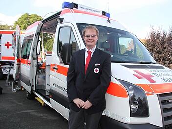 BRK-Bereitschaftsleiter Daniel Gardill ist stolz, dass das Haus Rotmaintal in Katschenreuth jetzt fertig ist. Viele ehrenamtliche "Bauarbeiter" haben Schweiß und Mühe in den Umbau der ehemaligen Garagen gesteckt. Foto: Sonja Adam
