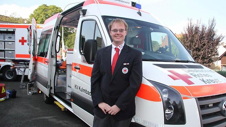 BRK-Bereitschaftsleiter Daniel Gardill ist stolz, dass das Haus Rotmaintal in Katschenreuth jetzt fertig ist. Viele ehrenamtliche "Bauarbeiter" haben Schweiß und Mühe in den Umbau der ehemaligen Garagen gesteckt. Foto: Sonja Adam