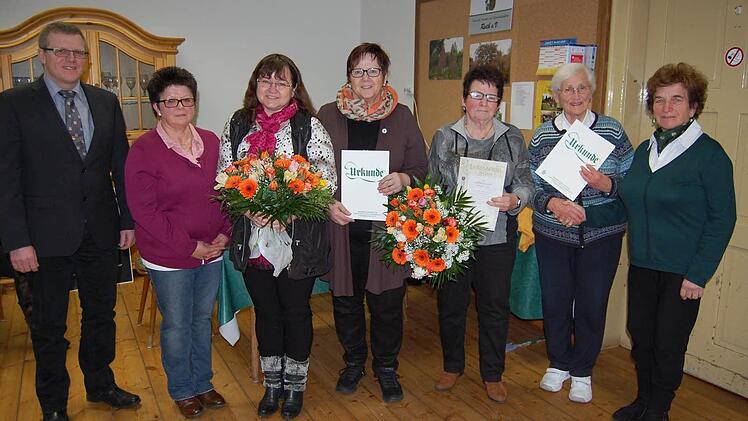 Von links: 2. Bürgermeister Jürgen Kolb, Irmtraud Kober, Claudia Kolb, Theresia Albert, Ingrid Müller, Luitgard Ebert und Kreisvorsitzende Irmgard Heinrich. Auf dem Bild fehlt Raimund Keller.  Foto: Straub