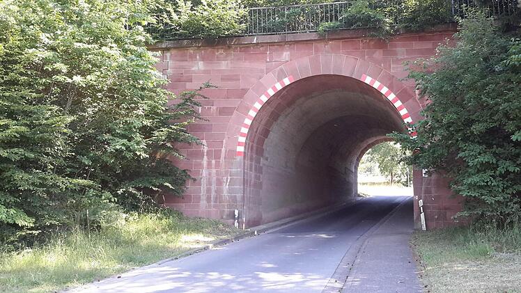 Die Unterführung bei Rupboden ist in das heutige Straßennetz sinnvoll eingebunden. Über diese Brücke sollte damals einmal die "Strecke 46" führen. Foto: Rolf Pralle