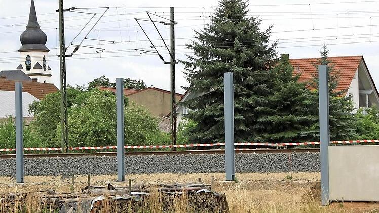 Die blauen Pfosten für die Schallschutzwände stehen in Ebensfeld bereits. Fotos: Matthias Einwag