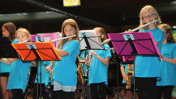 Die Mainleuser Schule feierte am Samstag ein wunderschönes Wiesenfest. Bläserklasse bekamen viel Applaus. Foto: Stephan Tiroch