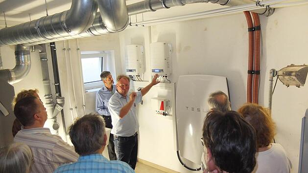 Willi Harhammer erkl&auml;rt das Speichersystem. Foto: Landratsamt Forchheim