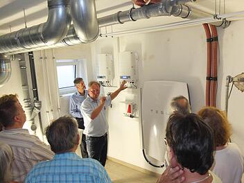 Willi Harhammer erklärt das Speichersystem. Foto: Landratsamt Forchheim