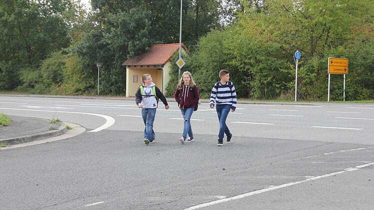 Keine ungefährliche Sache: Das Queren der Bundesstraße. das Archivbild von 2015 zeigt Kinder aus Gräfenholz.  Archivfoto: Ralf Kestel