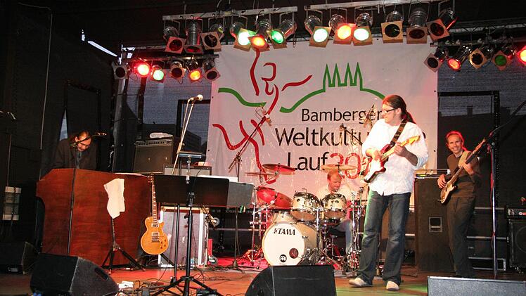 Beim Weltkulturerbelauf feuern Bands die Läufer entlang der Strecken an und heizend den Zuschauern ein - und auf dem Maxplatz gibt es Konzerte und Party schon vor den Startschüssen und nach dem letzten Zieleinlauf.  Foto: Heinrich Hoffmann/Archiv