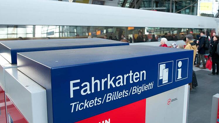 Auch wenn der Fahrkartenautomat defekt ist, gibt es verschiedene Möglichkeiten, trotzdem mit dem Zug zu fahren. Symbolfoto:  Jörg Carstensen/dpa