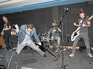 Auf der Bühne, wie hier im Lichtenfelser Jugendzentrum, explodieren (von links) Benny, Paul, Chris und Duff regelrecht. Am 13. April stellen die Musiker der Band "The Black Tape" im Burgkunstadter "Rösla" ihr aktuelles Album "Where The Action is ..." vor.  Foto: Stephan Stöckel