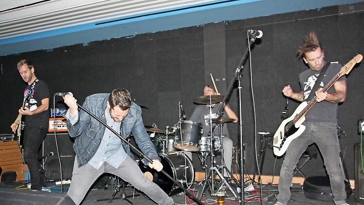 Auf der Bühne, wie hier im Lichtenfelser Jugendzentrum, explodieren (von links) Benny, Paul, Chris und Duff regelrecht. Am 13. April stellen die Musiker der Band "The Black Tape" im Burgkunstadter "Rösla" ihr aktuelles Album "Where The Action is ..." vor.  Foto: Stephan Stöckel