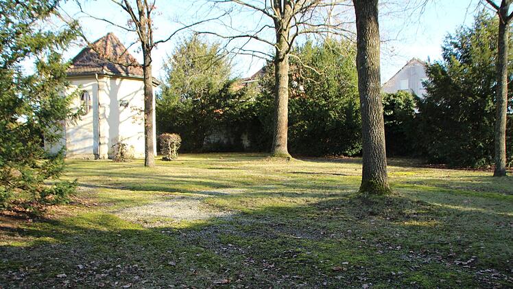 Die Fläche hinter der Kapelle auf dem Höchstadter "Heldenfriedhof" könnte ein Mahnmal für den Frieden bekommen. Foto: Christian Bauriedel