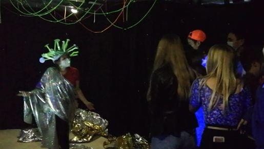 Szene aus dem Film "Error 404" Corona versteinert die Party-Gäste.