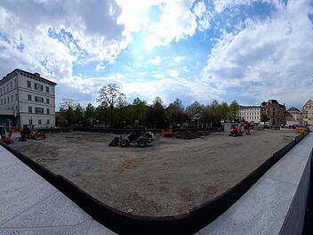 Die Baufläche für das Hotel liegt in unmittelbarer Nähe zum Kurgarten (zu erkennen an den Bäumen auf der gegenüberliegenden Seite) und den Heilquellen. Foto: Benedikt Borst