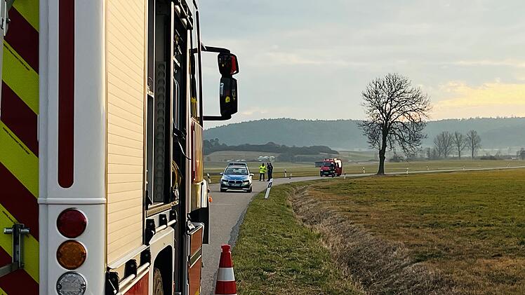 Oberdachstetten: Mitte 30-Jähriger stirbt bei Unfall - Auto mehrfach überschlagen