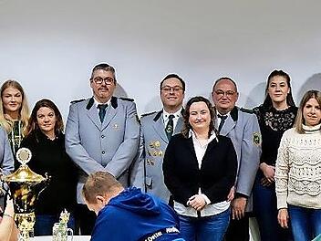Unser Foto entstand bei der Generalversammlung des Schützenvereins Rossbach. Es zeigt neben Bürgermeister Matthias Hauke den frisch gewählten Vorstand (von links): Patrik Pinkau, Dr. Johannes Wilhelm, Florian Grösch, Katja Oster, Anne Müller, Mich...