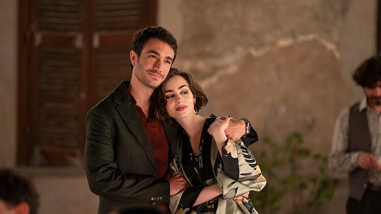 Emily (Lily Collins) verf&auml;llt dem Italiener Marcello (Eugenio Franceschini) immer mehr.