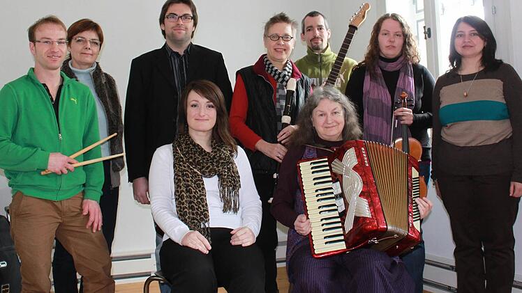Der neue Schulleiter (dritter von links) mit acht von 13 Kräften, in deren Händen zurzeit die musikalische Ausbildung liegt. Fabian Usleber ist für die Verwaltung zuständig. Foto: Katharina Becht