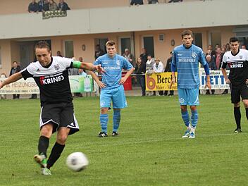 Der Sander Kapitän Daniel Rinbergas (links) schafft vor der Pause mit einem Handelfmeter rechtzeitig den Ausgleich und die Wende für den FC Sand. Rechts Dominik Barth.