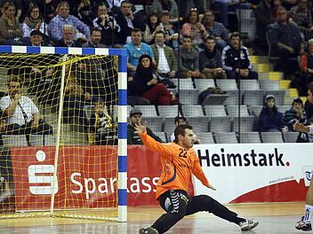 Auf die Heimstärke wird es in den nächsten Wochen ankommen, denn der HSC spielt jetzt zweimal vor eigenem Publikum und will mit Siegen dem noch souveränen Spitzenreiter HSC Bad Neustadt auf den Fersen bleiben. - Im Bild Torsteher Oliver Krechel, der am Samstag gegen Balingen wieder ran darf. Foto: Timo Geldner
