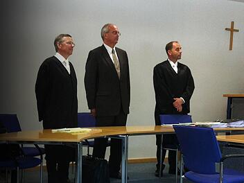 Burkhard Spachmann (Mitte), eingerahmt von seinen Verteidigern Eckart Staritz und Thomas B ittorf. Foto: Lehmann