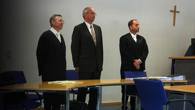Burkhard Spachmann (Mitte), eingerahmt von seinen Verteidigern Eckart Staritz und Thomas B ittorf. Foto: Lehmann