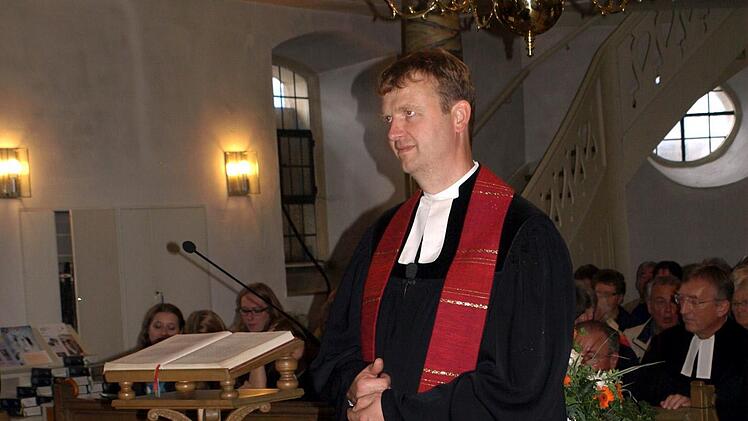 Pfarrer Andreas Krauter stellt sich in der Michaeliskirche in Unterrodach seiner Kirchengemeinde vor. Foto: Susanne Deuerling