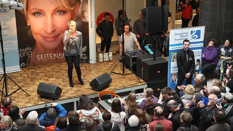 Die Showbühne war dicht umlagert. Foto: Sonja Adam