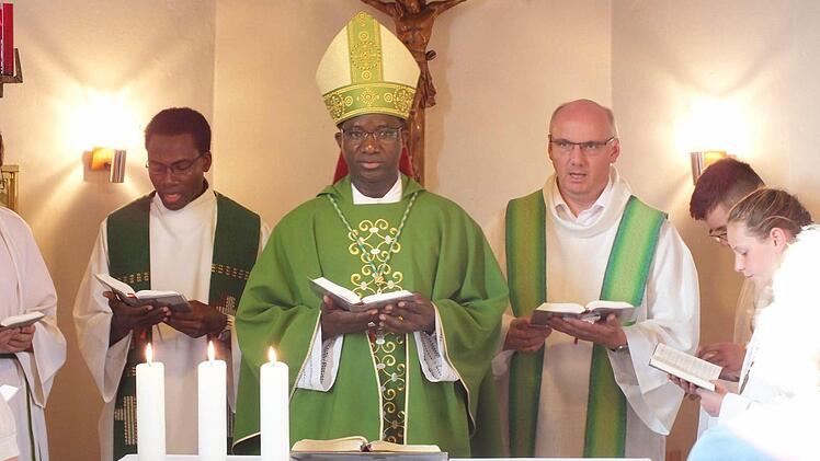 Djalwana Laurent Lompo (Mitte) hielt gemeinsam mit Stadtpfarrer Helmut Hetzel und Jean Désiré Sawadogo eine Eucharistiefeier ab. Foto: Manfred Welker