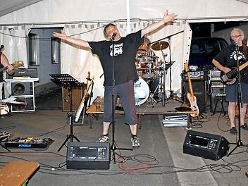 Am 25. Juni ist es soweit: Ab 20 Uhr spielen (von links): Jan Springel, Jürgen Bergmann, Gunnar Olson und Norbert Rösch von der Gruppe BC 69 ihr erstes Live-Album im "Tecnet Zentrum" des Kleinkunstvereins "Tecnet Obermain" in Burkersdorf ein. Dazu benötigen sie viele Fans, die kräftig klatschen und mitsingen.  Foto: Stephan Stöckel