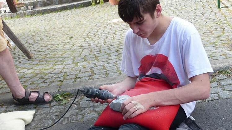 Handwerkliches Geschick war auch beim Schleifen eines Granitsteines gefragt.Foto: Klaus-Peter Wulf