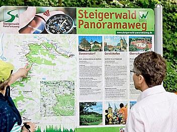 Das Wandern gehört zu den Attraktionen, die die Gemeinden im Steigerwald anbieten können. Wanderwarte kümmern sich um die Wege. Ein Glanzlicht ist der Steigerwald-Panoramaweg, der auch durch den Landkreis Haßberge führt.  Foto: Daniel Karmann/dpa /Archiv